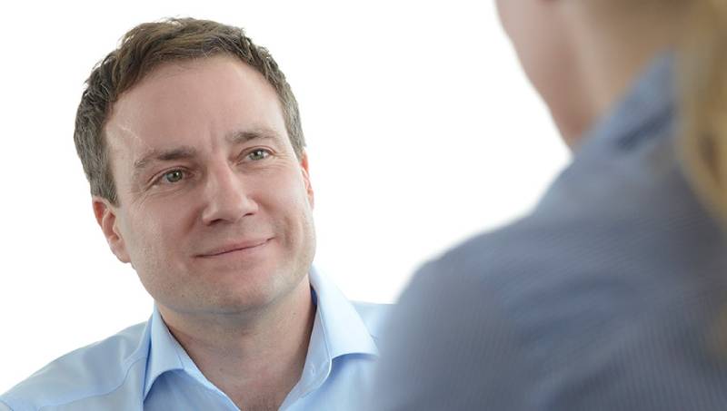 Beratungsgespräch zur ästhetischen Behandlung mit Dr. Andreas Knapp in München